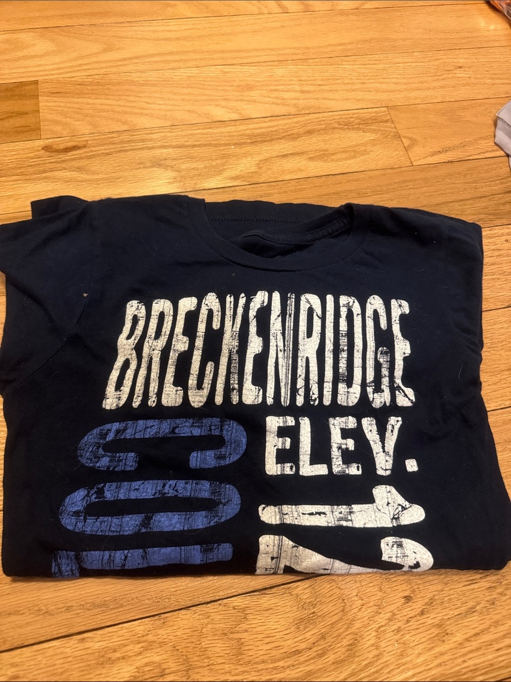 breckenridge navy and white graphic short sleeve tee